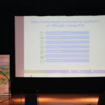 zbliżenie na wyświetlany slajd podczas przemówienia