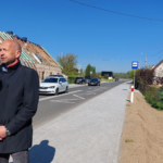 Dyrektor Zarządu Dróg Powiatowych w Dzierżoniowie na tle nowej drogi w Kietlicach