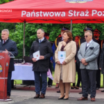 Samorządowcy z powiatu dzierżoniowskiego podczas przemówienia z okazji Dnia Strażaka