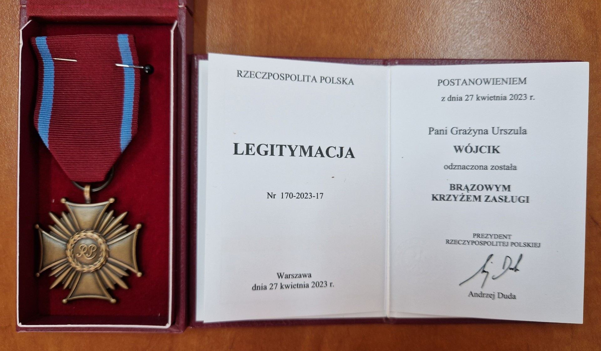 Zdjęcie legitymacji oraz Brązowego Krzyża Zasługi 