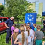 Dzieci przy stoisku edukacyjnym dzierżoniowskiej policji