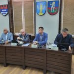 Zdjęcie sesji Rady Powiatu Dzierżoniowskiego zbliżenie na część radnych 2