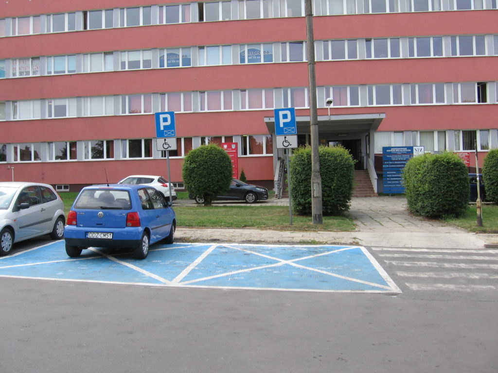 Zdjęcie parkingu z miejscami dla osób z niepełnosprawnościami