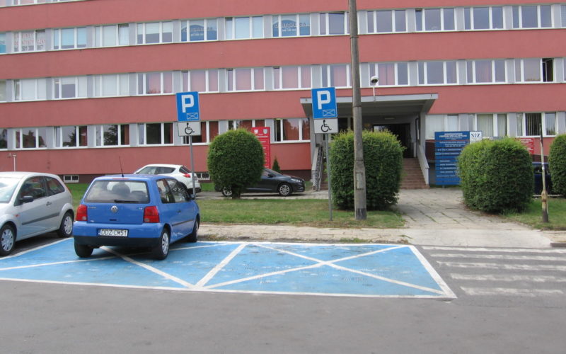 Zdjęcie parkingu z miejscami dla osób z niepełnosprawnościami