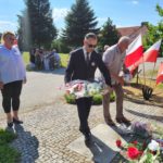 Wicestarosta, członek Zarządu Powiatu i radna Powiatu Dzierżoniowskiego składają kwiaty i znicz pod pomnikiem