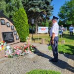 przedstawiciel Aresztu Śledczego w Dzierżoniowie składa hołd przy pomniku