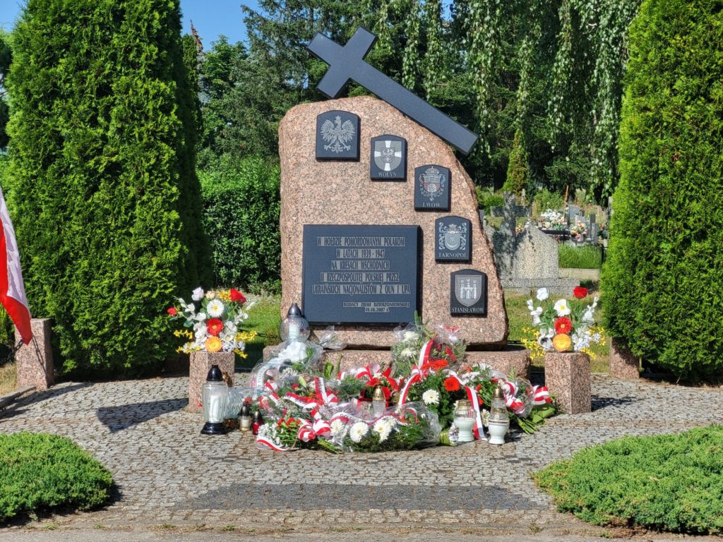Zdjęcie pomnika z kwiatami złożonymi z okazji 80. rocznicy apogeum Rzezi Wołyńskiej