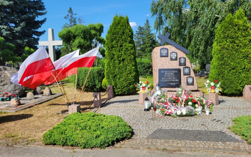 Zdjęcie pomnika ofiar Rzezi Wołyńskiej na cmentarzu komunalnym w Dzierżoniowie