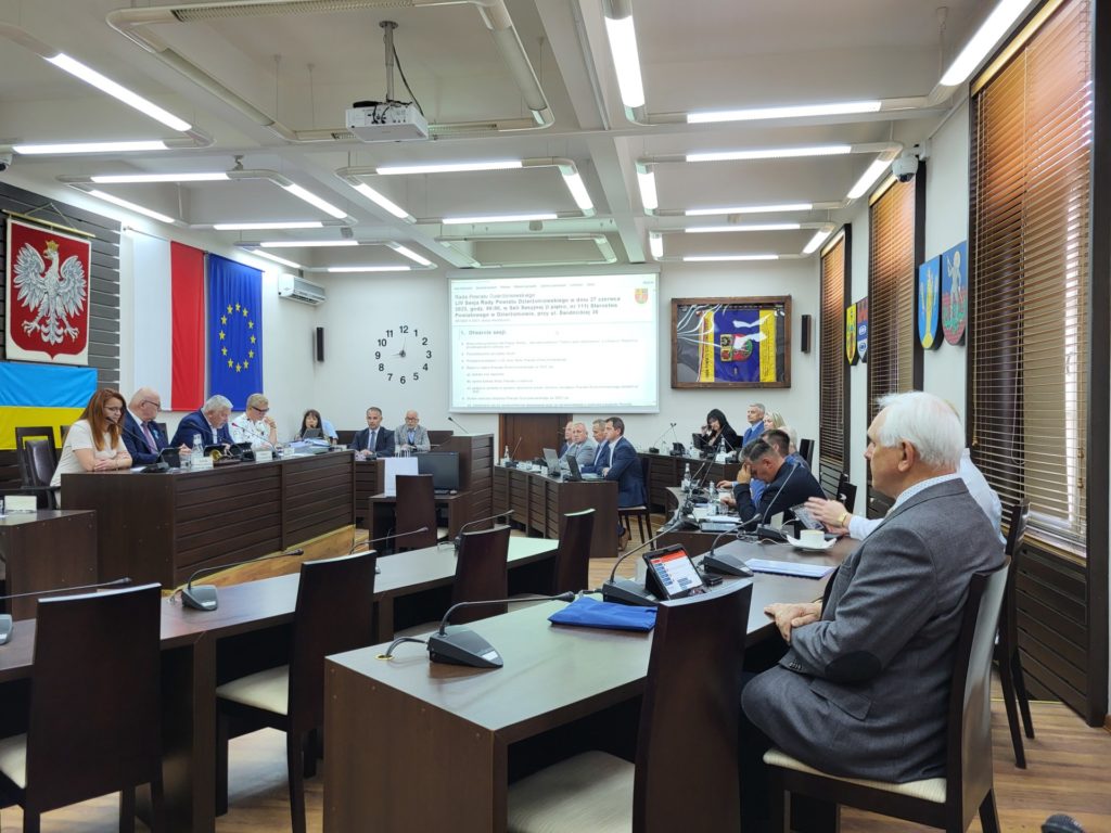 Zdjęcie radnych podczas sesji Rady Powiatu Dzierżoniowskiego