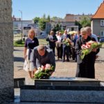 Burmistrz Dzierżoniowa składający kwiaty pod pomnikiem