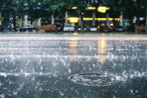 Deszcz padający na ulicę