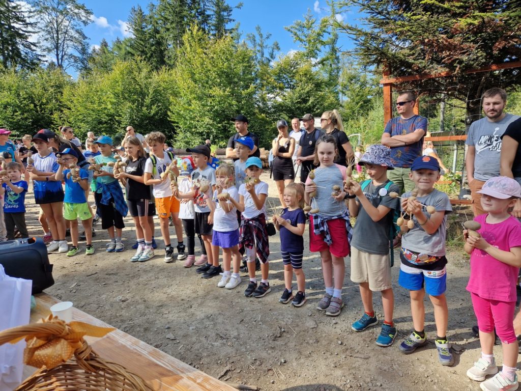 dzieci prezentujące swoje ziemniaczane stworki