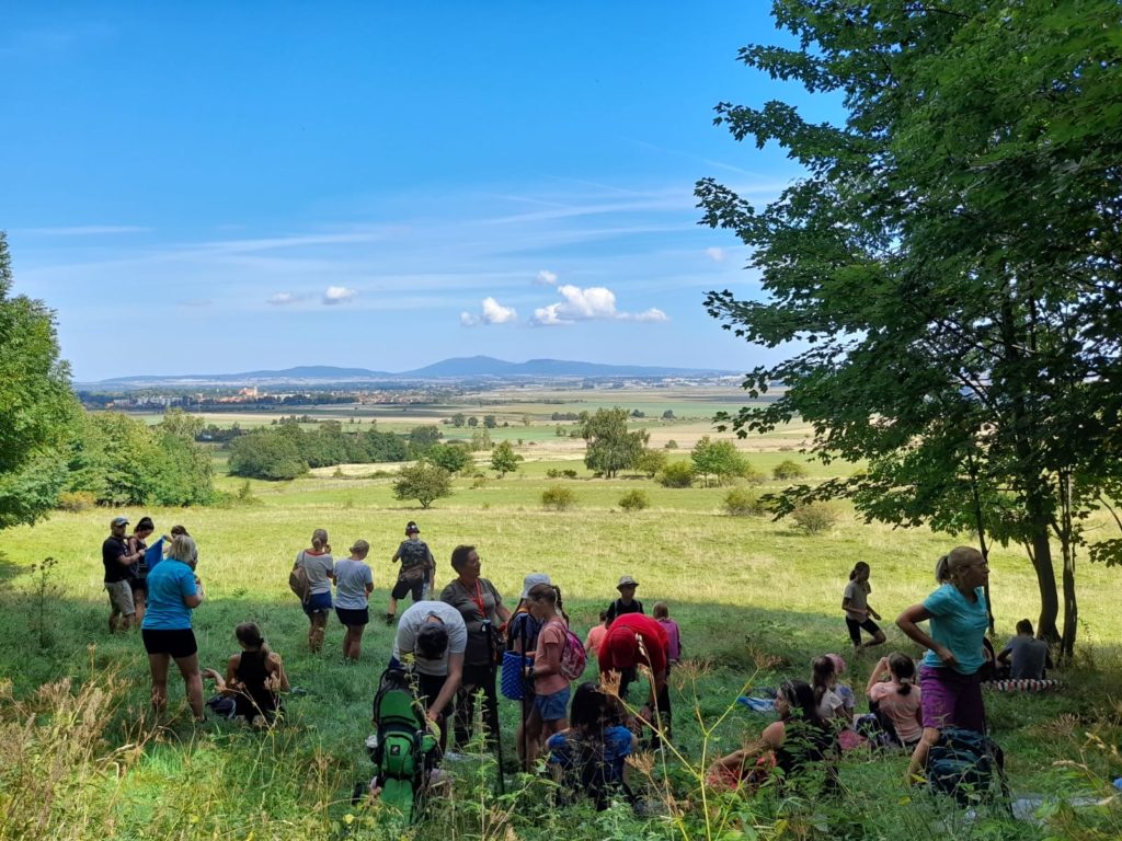 uczestnicy rajdu podczas odpoczynku na trasie
