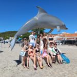 zdjęcie grupowe uczniów ZS nr 3 pod pomnikiem delfina