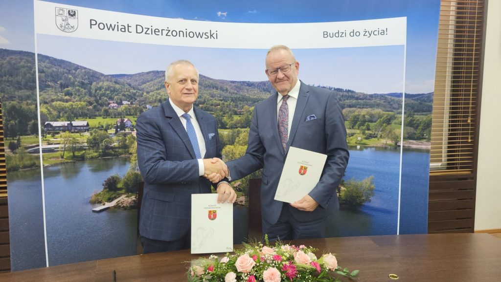 Starosta Dzierżoniowski i Starosta Legionowski po podpisaniu porozumienia