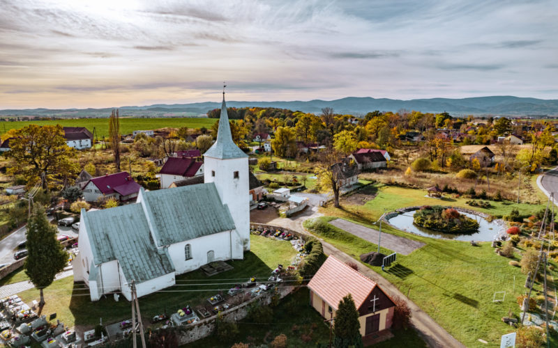 Widok z drona na Kościół w Dobrocinie
