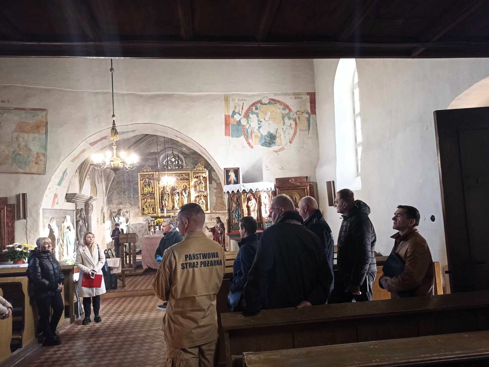 Zespół w trakcie lustracji kościoła w Dobrocinie