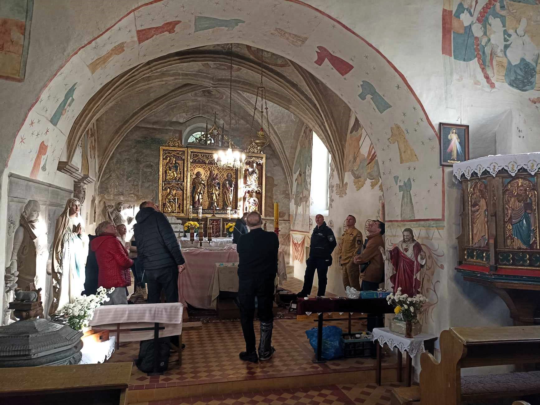 Powiatowy zespół w trakcie Lustracji ołtarza kościoła w Dobrocinie