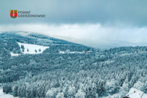 Widok na zaśnieżone Góry Sowie