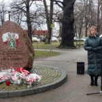 Dorota Pieszczuch zastępca burmistrza przemawia pod pomnikiem Sybiraków