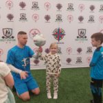 mistrz freestyle Paweł Skóra i kręcenie piłki na palcu z dziećmi