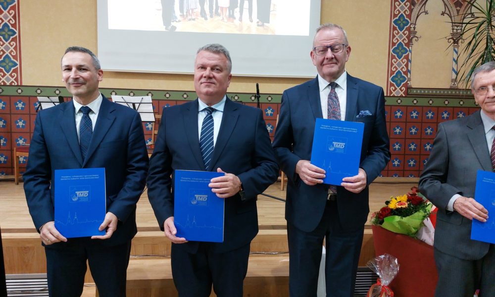 od lewej prezes banku, burmistrz Dzierżoniowa i starosta