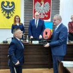 wręczenie przez starostę tytułu ambasadora powiatu dzierżoniowskiego Mariuszowi Tomczykowi