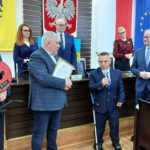 wręczenie tytułu ambasadora powiatu dzierżoniowskiego Mariuszowi Tomczykowi