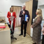starosta gratuluje dyrektor biblioteki oraz bibliotekarzom z Owiesna
