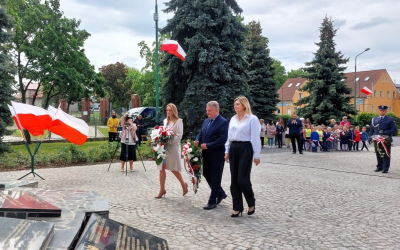 sekretarz powiatu, burmistrz Dzierżoniowa i przewodnicząca rady składający kwiaty