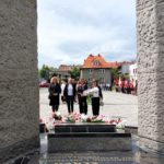 składanie kwiatów pod pomnikiem w dniu narodowego zwycięstwa