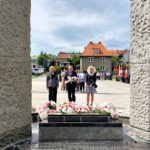 dyrektor szkoły Andrzej Myślicki składa kwiaty