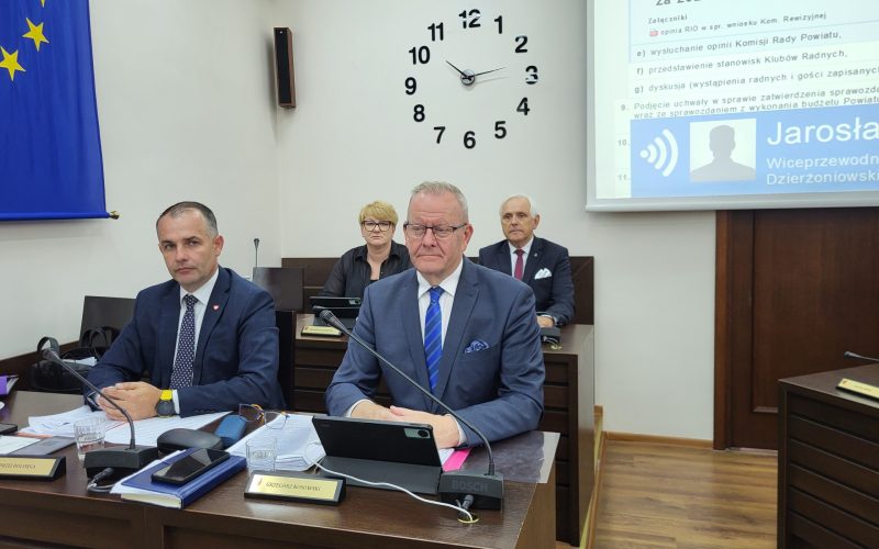 Zarząd Powiatu Dzierżoniowskiego podczas czerwcowej sesji