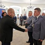 Zastępca burmistrza Dzierżoniowa wręcza odznaczenie funkcjonariuszowi policji