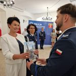 burmistrz Pieszyc wręcza policjantowi nagrodę