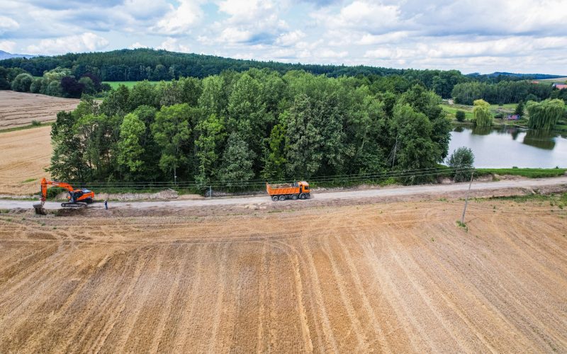 widok na maszyny pracujące przy modernizacji drogi