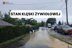 zalana ulica z napisem stan klęski żywiołowej