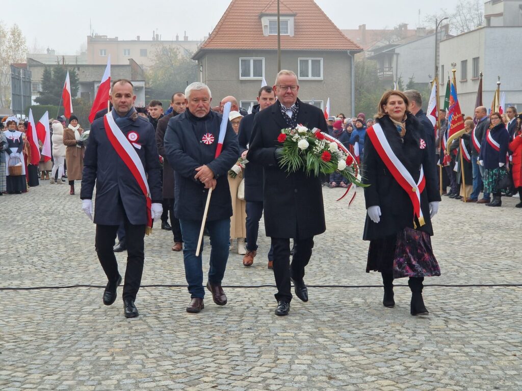 reprezentacja Powiatu Dzierżoniowskiego składa kwiaty pod pomnikiem