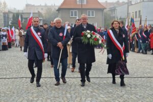 reprezentacja Powiatu Dzierżoniowskiego składa kwiaty pod pomnikiem