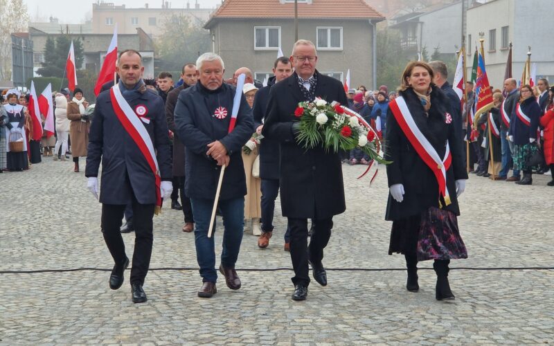 reprezentacja Powiatu Dzierżoniowskiego składa kwiaty pod pomnikiem