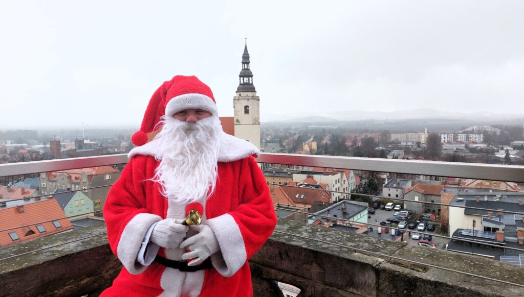 Święty Mikołaj na wieży ratuszowej