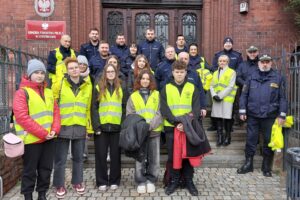 Policjanci wraz z przedstawicielami młodzieżowego zespołu przed komendą