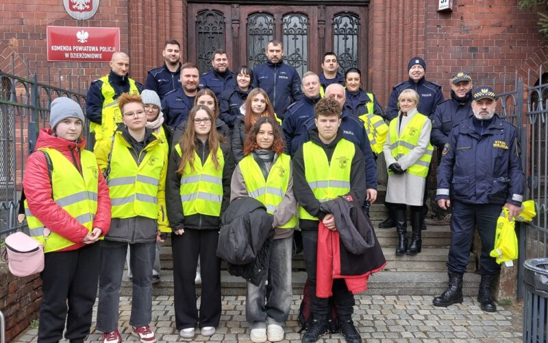 Policjanci wraz z przedstawicielami młodzieżowego zespołu przed komendą