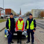 policjanci i przedstawiciel młodzieżowego zespołu przy radiowozie