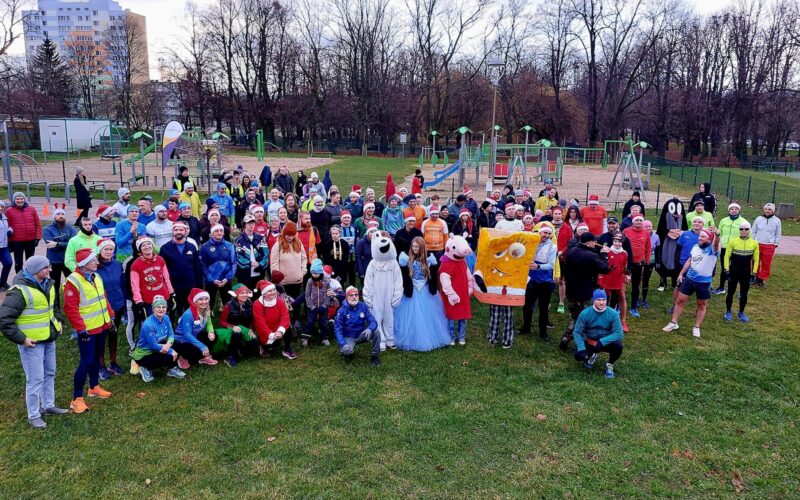 Uczestnicy inaguracyjnego Parkrunu w Dzierżoniowie