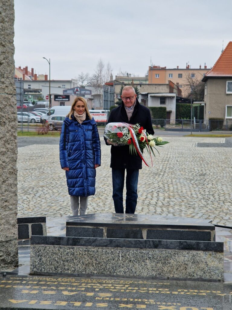 Starosta wraz z Sekretarz powiatu przed pomnikiem Pamięci Ofiar Losów Ojczyzny