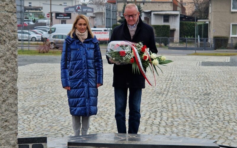 Starosta wraz z Sekretarz powiatu przed pomnikiem Pamięci Ofiar Losów Ojczyzny