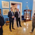 delegacja powiatu kolskiego w muzeum Diora2