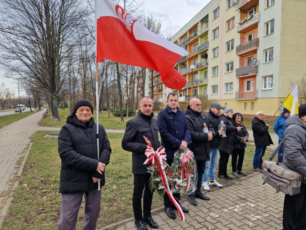 Delegacja pod pomnikiem9