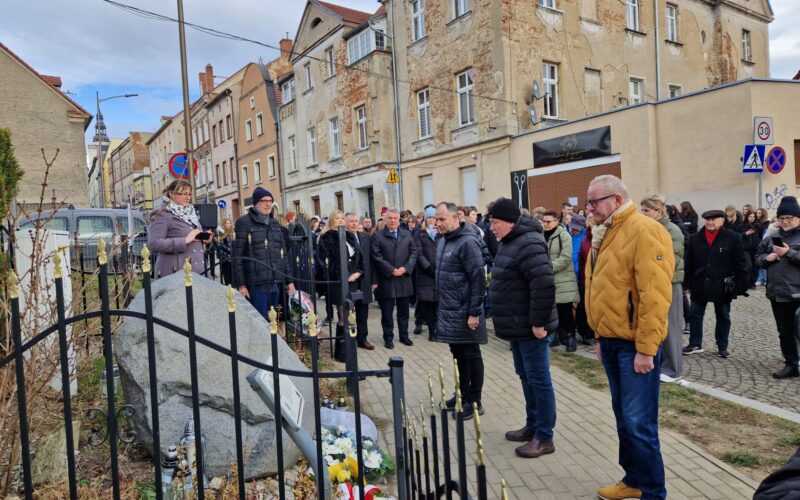 włodarze pod pomnikiem-Międzynarodowy Dzień Pamięci o Ofiarach Holokaustu